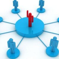 Red central figure connected to blue figures around in a hub-and-spoke network, symbolizing a central coordinator.